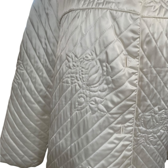 Vintage 80’s white floral quilted midi length robe size L - Picture 2 of 4